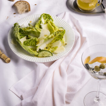 Foodaufnahme grüner Salat auf weisser Tischdecke
